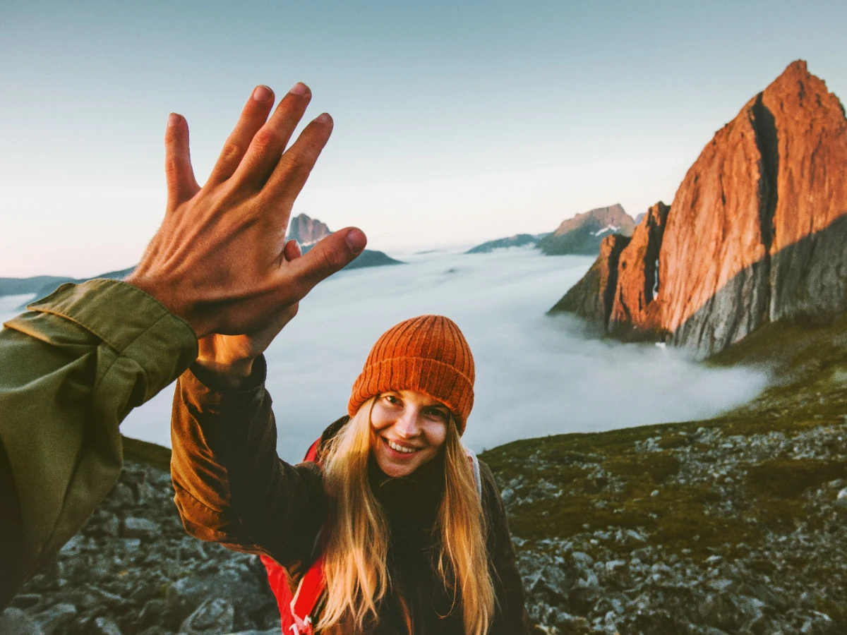 Wandern Paar halten Hände in Bergen