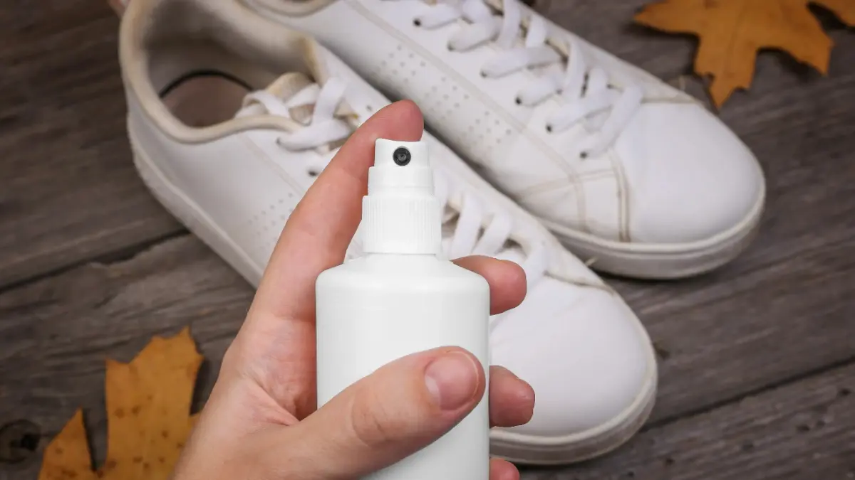 Sneaker imprägnieren Weiße Sneaker mit Spray imprägnieren