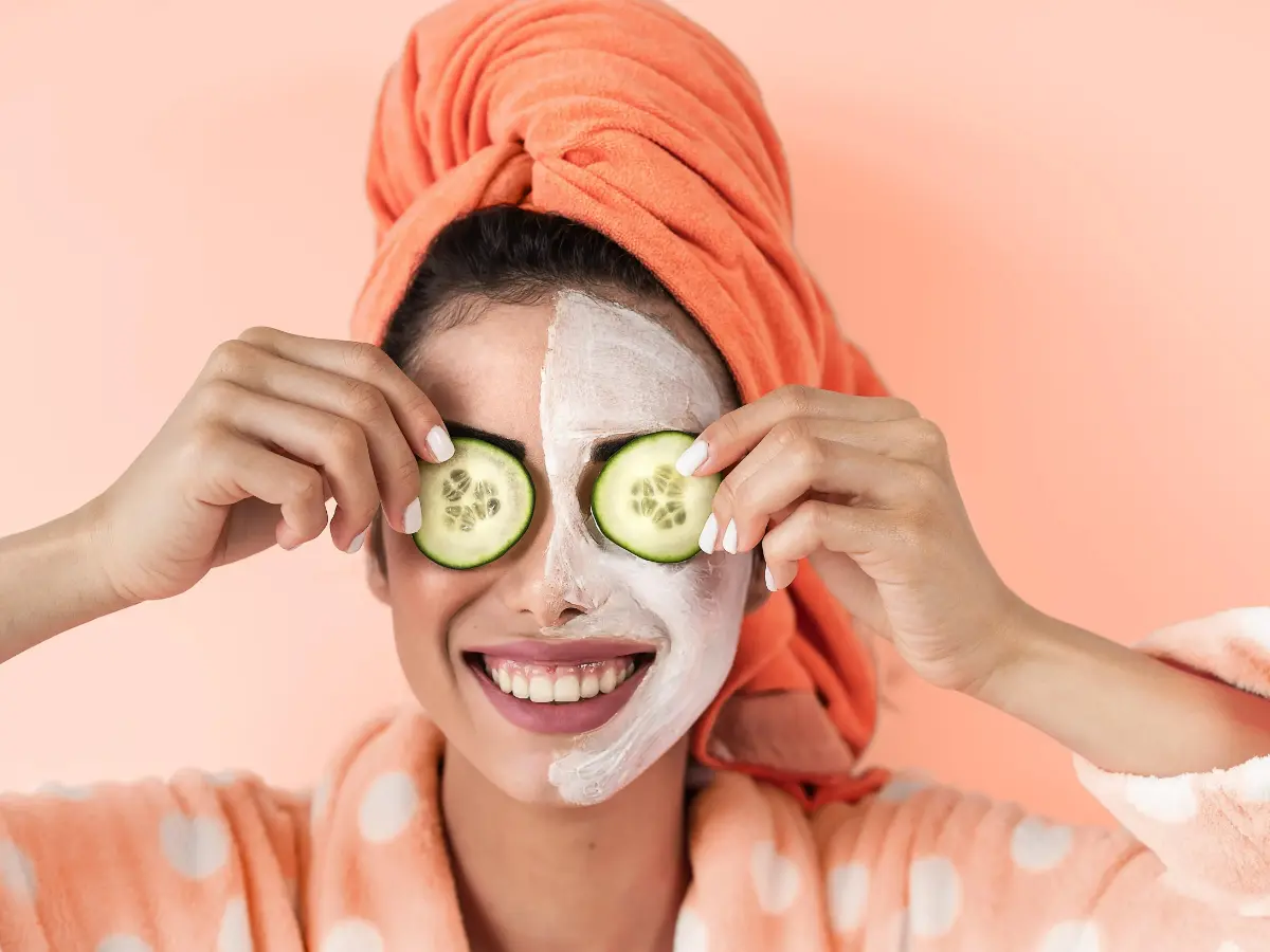 Gesichtsmaske Junge Frau mit Gesichtsmaske