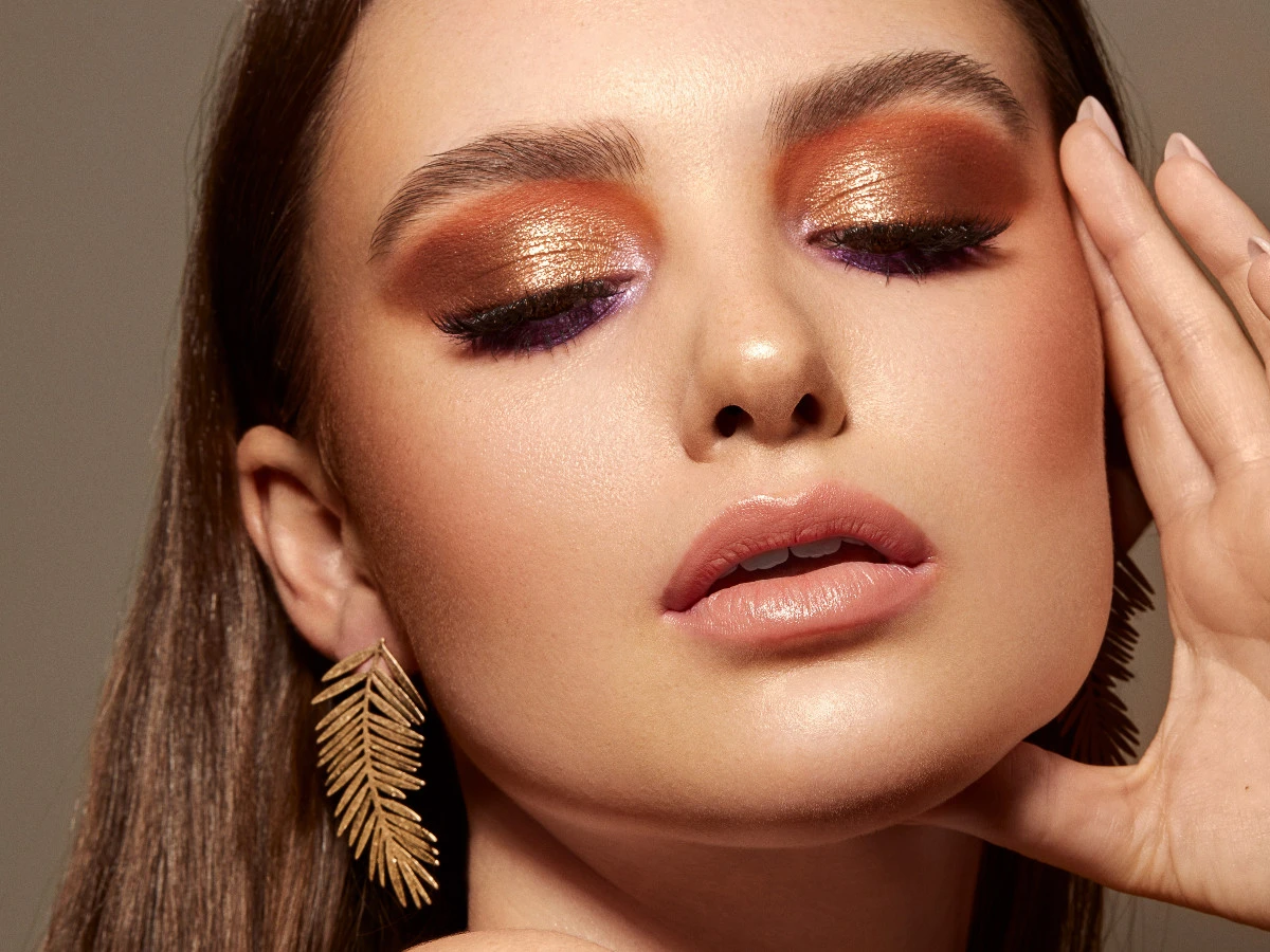 Metallic Eyeshadow Frau mit gold schimmernden, metallischen Lidschatten