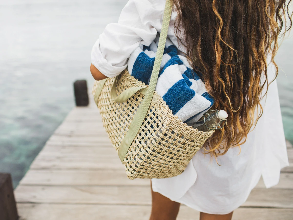 Sommer Strandtasche Frau trägt Strandtasche mit Handtuch